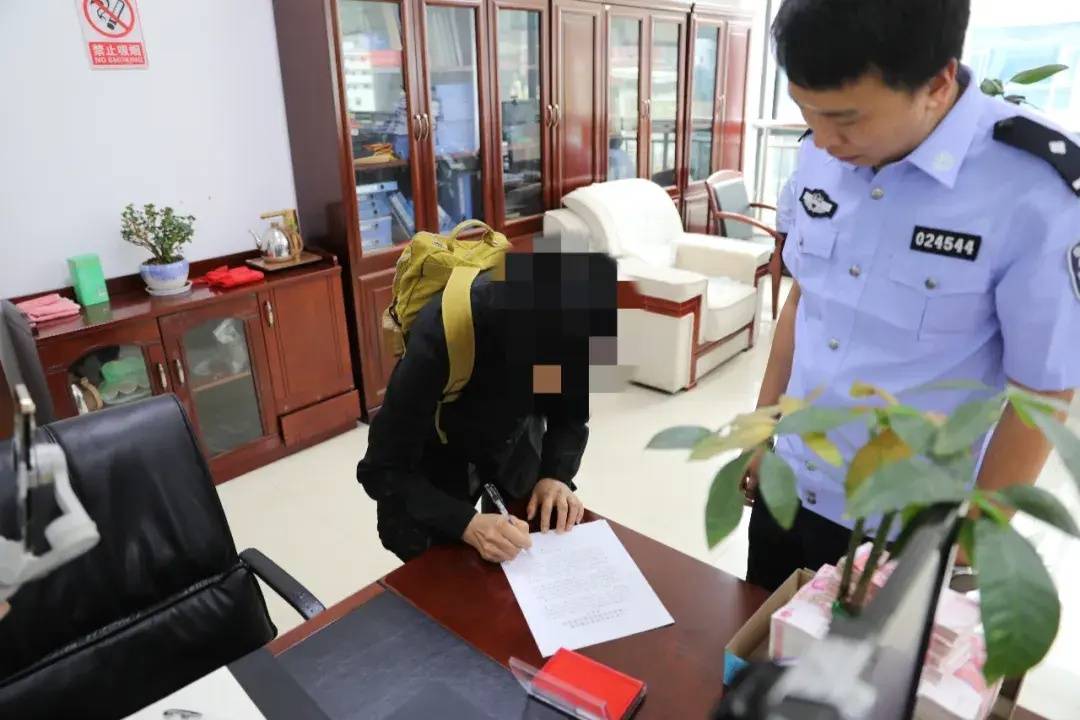 网约车接单“闪送”一纸箱从云南到贵阳，民警开箱检查发现35万人民币现金
