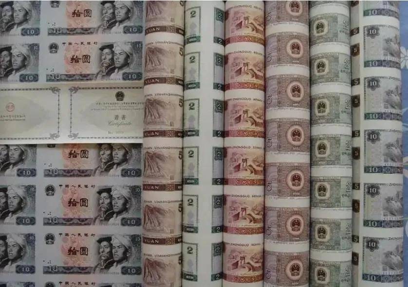 连在一起的人民币有没有见过？一套能卖25万。