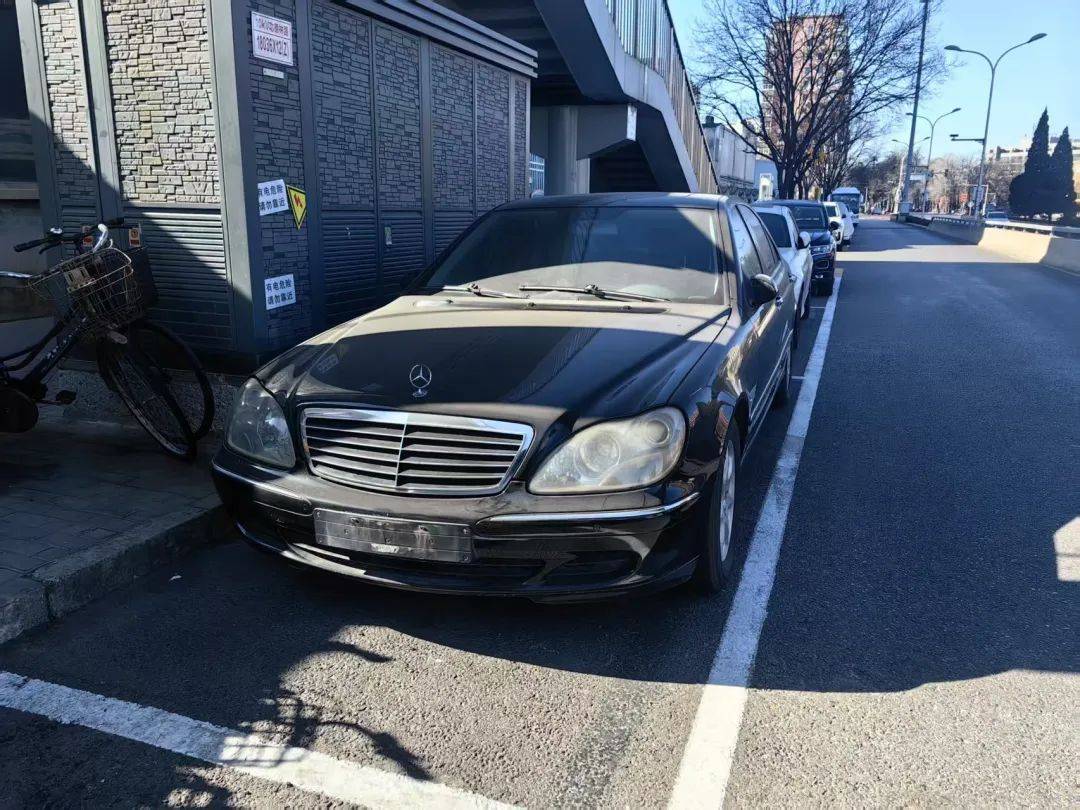 北京路侧收费停车位里那些没有“身份证”的车，有人管吗？