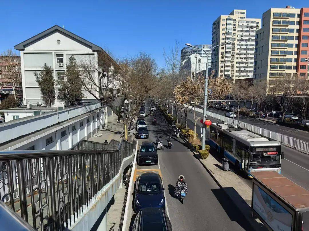北京路侧收费停车位里那些没有“身份证”的车，有人管吗？