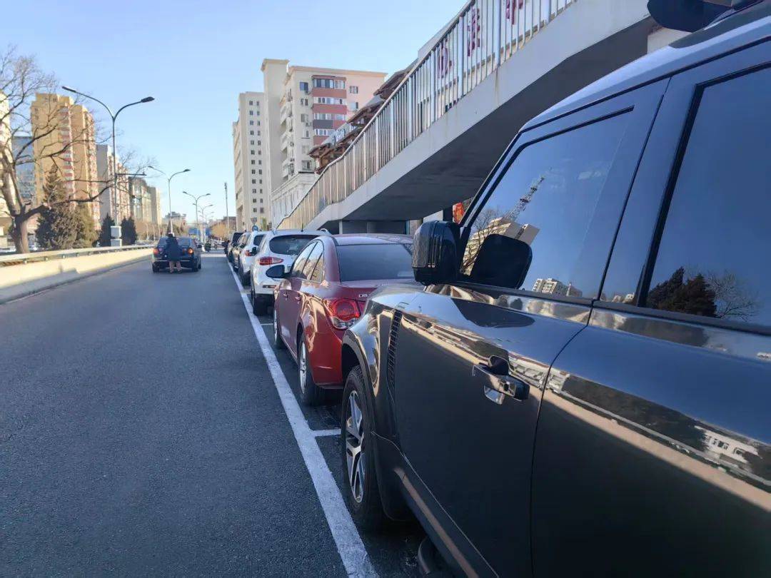 北京路侧收费停车位里那些没有“身份证”的车，有人管吗？