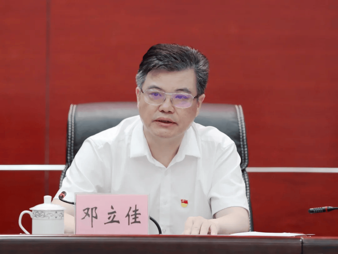 当过省委办公厅副处级秘书、正处级秘书，区委书记，常务副市长，副厅长，省政府副秘书长、省政府研究室主任，厅长等，邓立佳泄露工作秘密