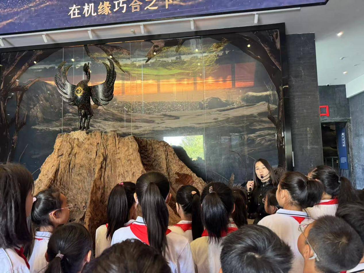 中原油田关工委与濮阳市油田第三小学联合开展“神木载史传千古，面塑匠心润童心”中华优秀传统文化主题教育活动