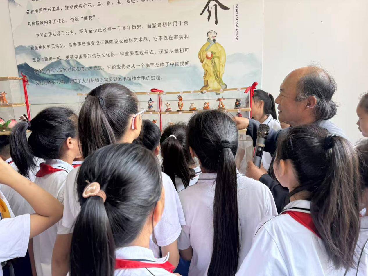中原油田关工委与濮阳市油田第三小学联合开展“神木载史传千古，面塑匠心润童心”中华优秀传统文化主题教育活动